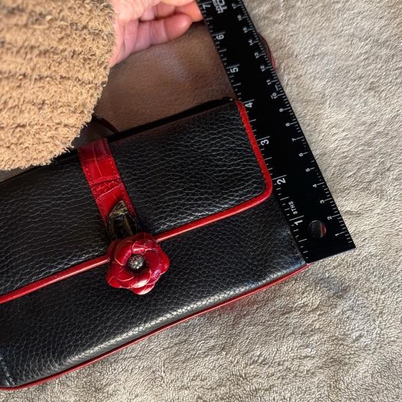 Vtg. Brighton. Rosie Mini Black Red Pebbled Leather Crossbody Rose Detail - Picture 4 of 12